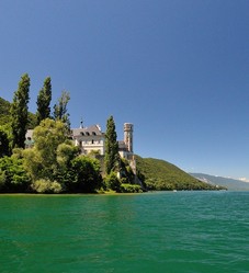 Abbaye d'Hautecombe vue depuis le lac du Bourget - ©Savoie Mont Blanc / Madelon