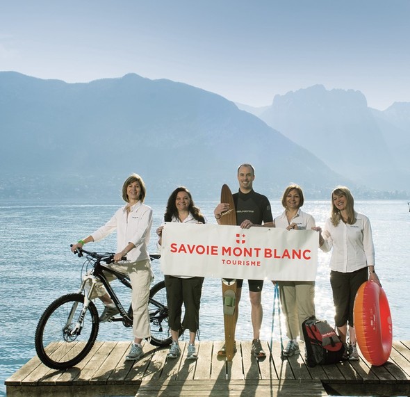 Nos experts face au lac d'Annecy - ©P.Lebeau / Savoie Mont Blanc Tourisme